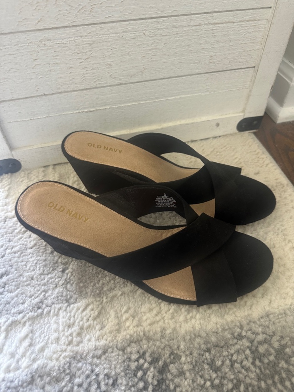 Old Navy Shoes Womens Size 8 Black Faux Suede Wedge Slide Sandals Cross Strap - Picture 2 of 5